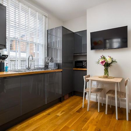 Contemporary Ground Floor Apartment - Town Centre With Parking! 첼튼엄 외부 사진