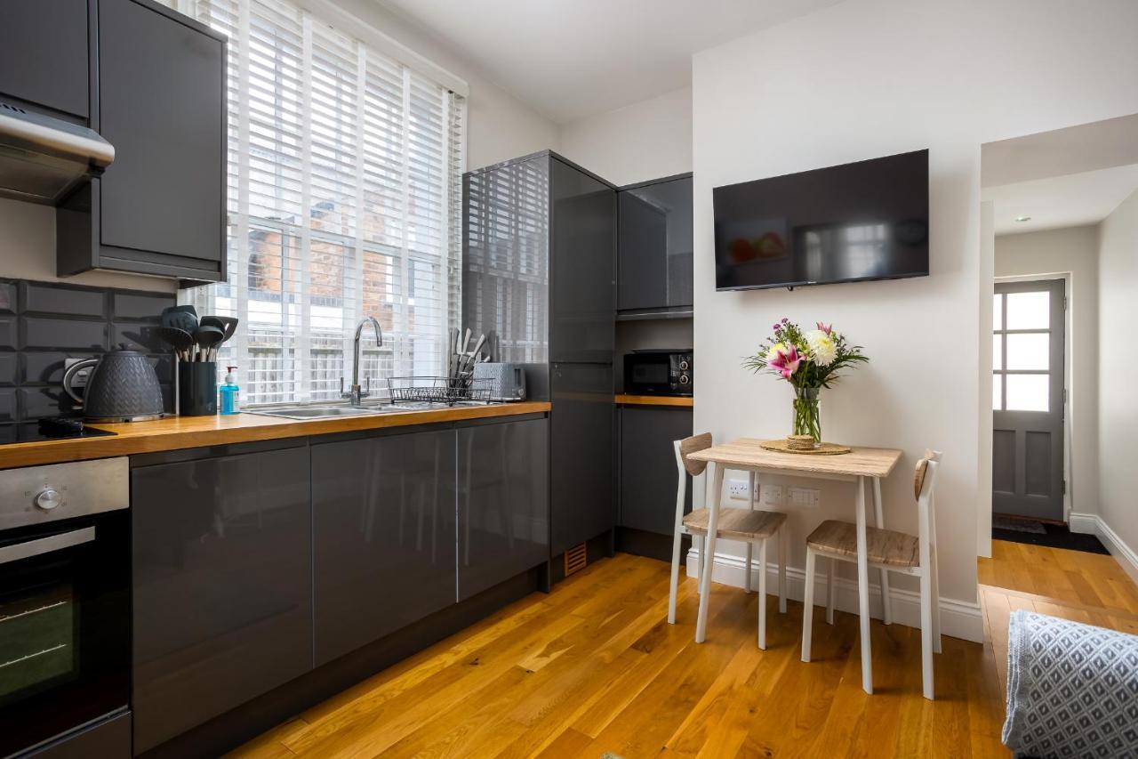 Contemporary Ground Floor Apartment - Town Centre With Parking! 첼튼엄 외부 사진