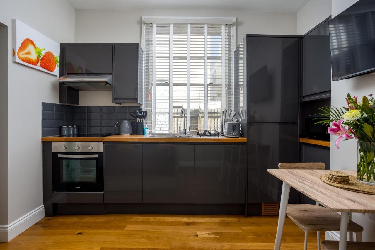 Contemporary Ground Floor Apartment - Town Centre With Parking! 첼튼엄 외부 사진