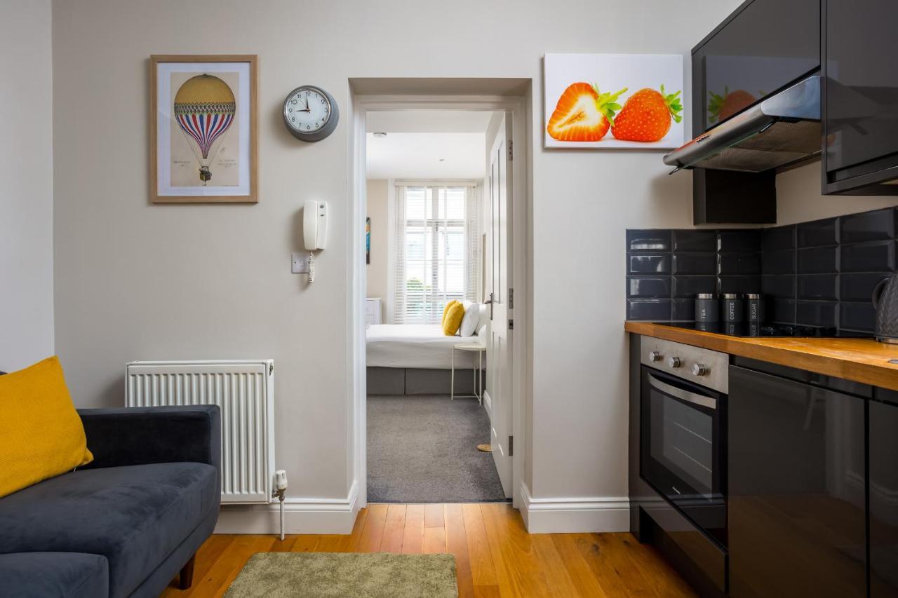 Contemporary Ground Floor Apartment - Town Centre With Parking! 첼튼엄 외부 사진