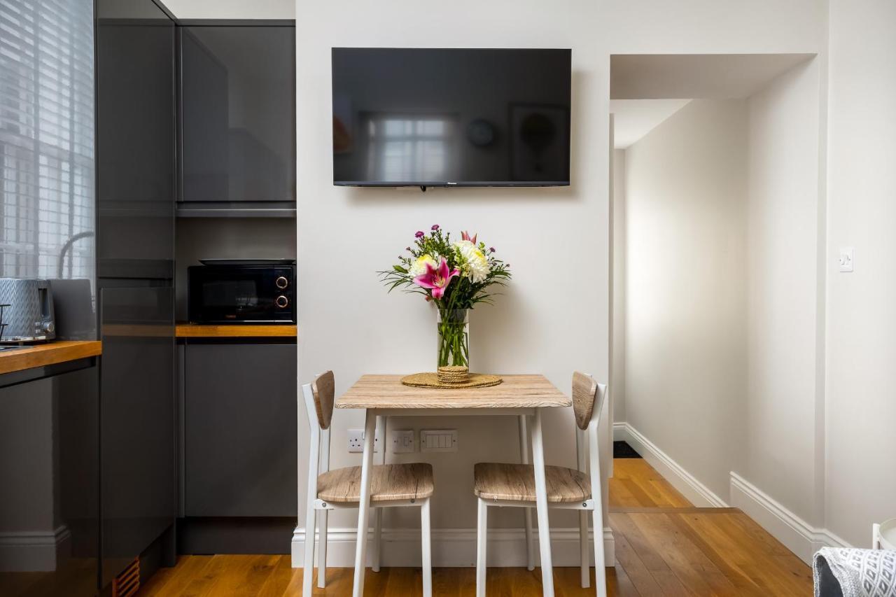 Contemporary Ground Floor Apartment - Town Centre With Parking! 첼튼엄 외부 사진