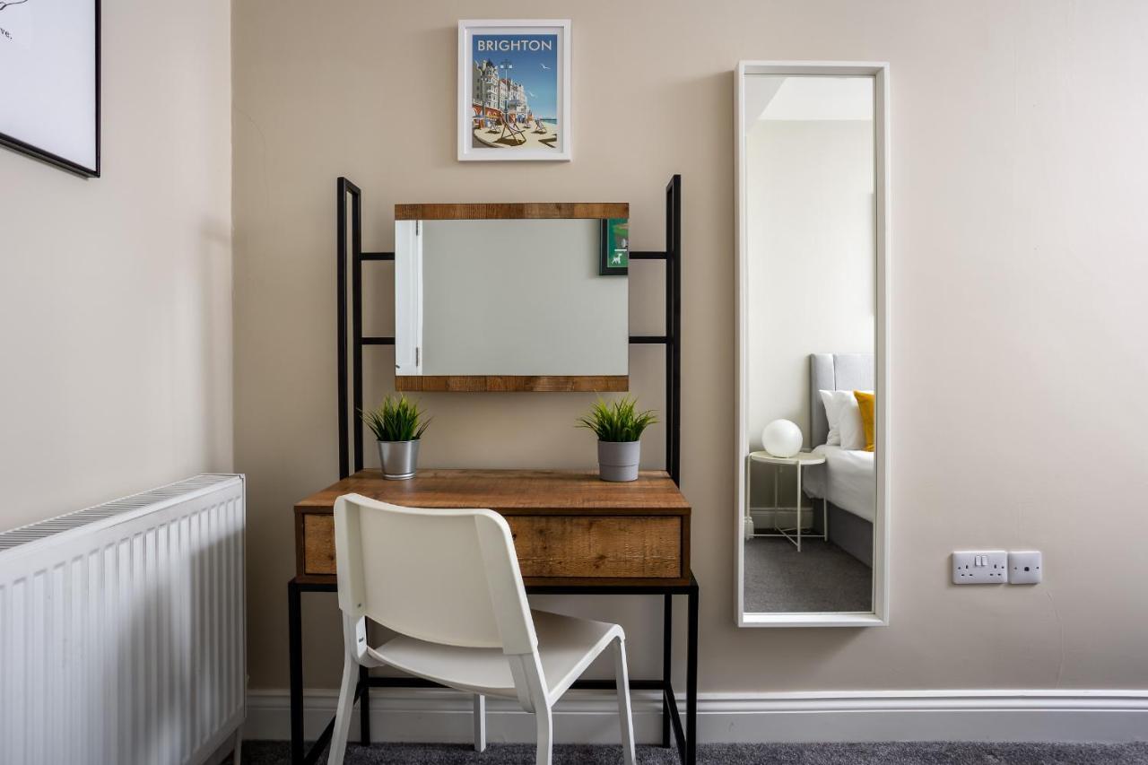Contemporary Ground Floor Apartment - Town Centre With Parking! 첼튼엄 외부 사진