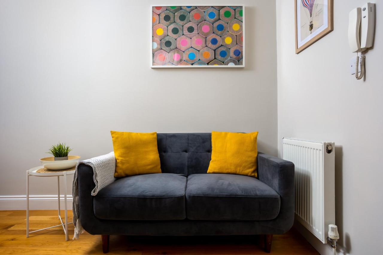 Contemporary Ground Floor Apartment - Town Centre With Parking! 첼튼엄 외부 사진