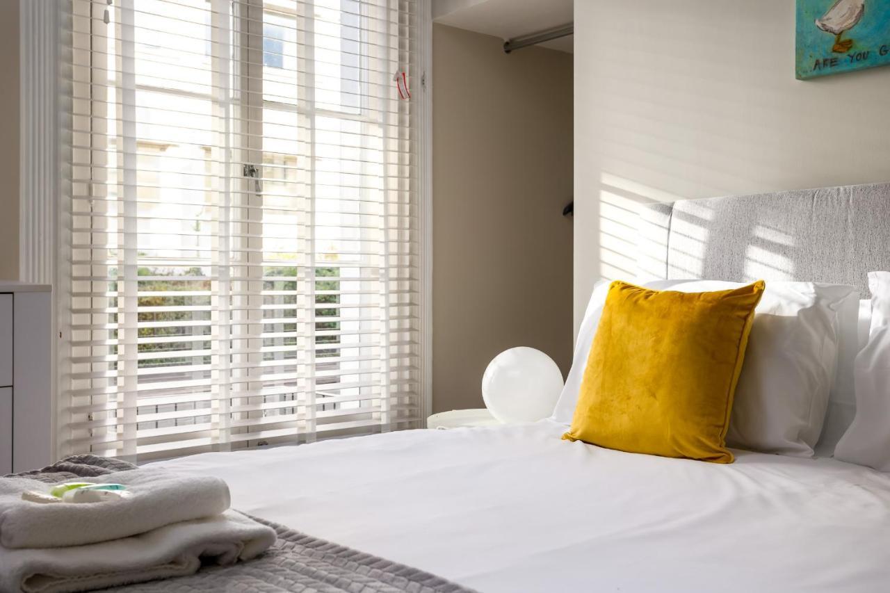 Contemporary Ground Floor Apartment - Town Centre With Parking! 첼튼엄 외부 사진